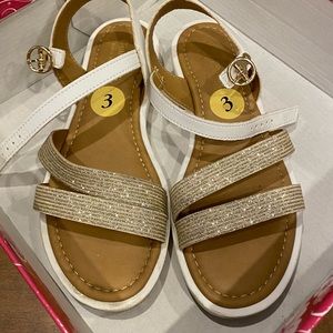 Girls sandals.